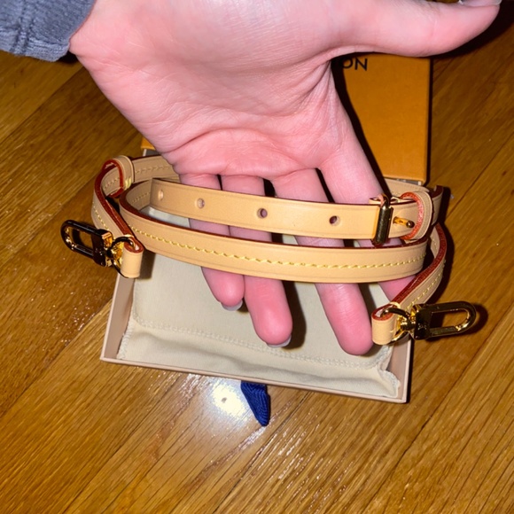 LV Shoulder strap - Picture 2 of 4